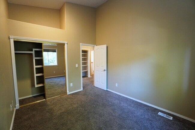 Building Photo - 2747 E Migratory Dr