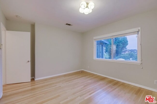 Building Photo - 1328 Linda Rosa Ave
