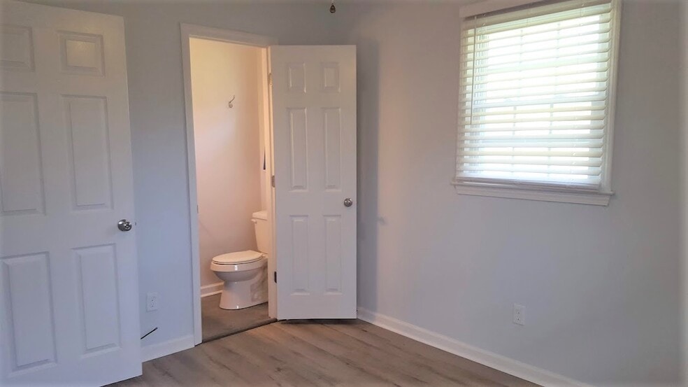 bedroom w/half bath - 5573 Sandy Trace Dr.