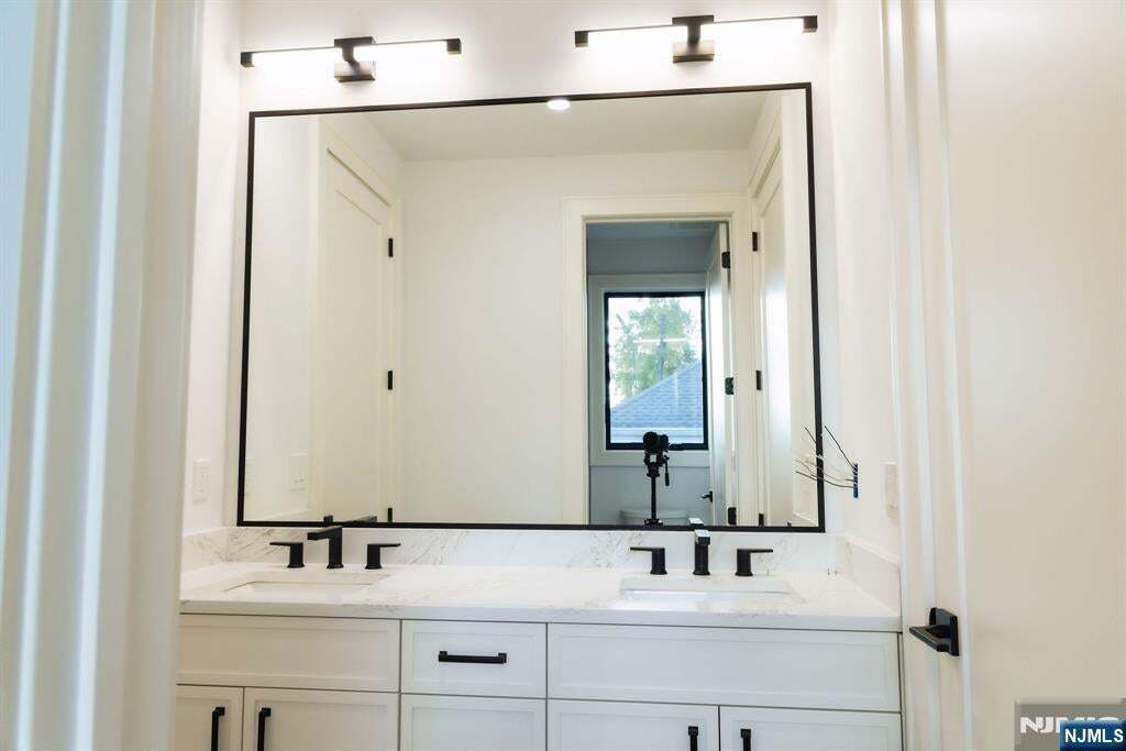 Building Photo - 401 Grand Ave