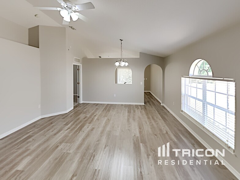 Building Photo - 921 Brenton Leaf Dr