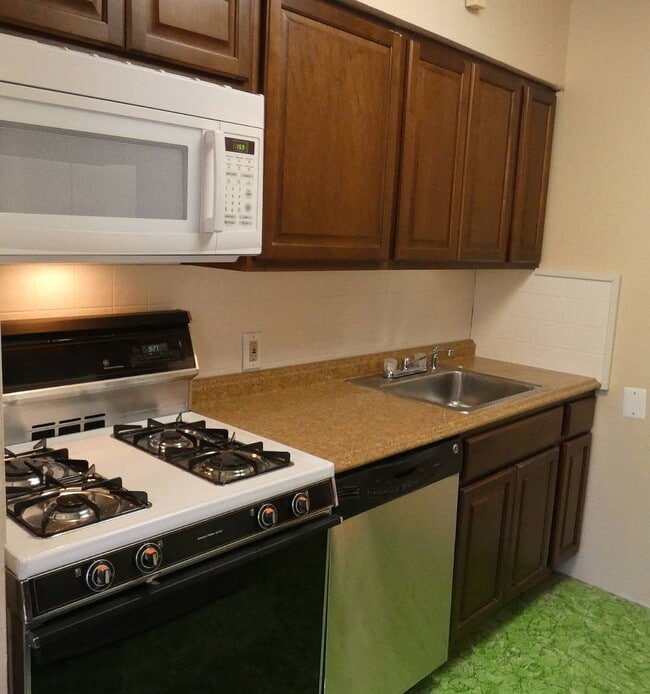 Building Photo - "Spacious 3-Bedroom Gem with Granite Accen...