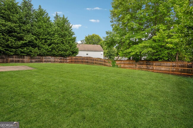 Building Photo - 2040 Village Green Dr