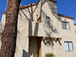 Building Photo - 2 Bed 2 Bath condo in Gated Community