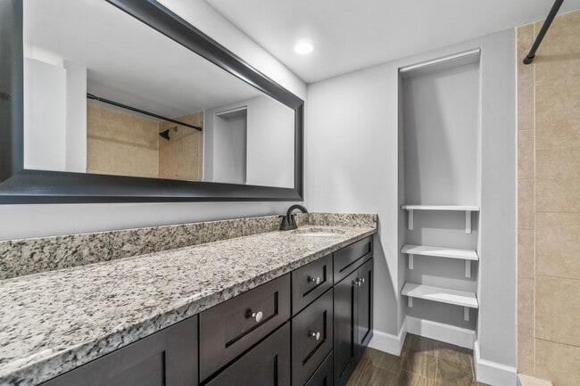 Building Photo - 1015 10th Ct