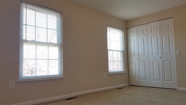 Building Photo - End Unit townhouse in established Frederick neighborhood ready for you!