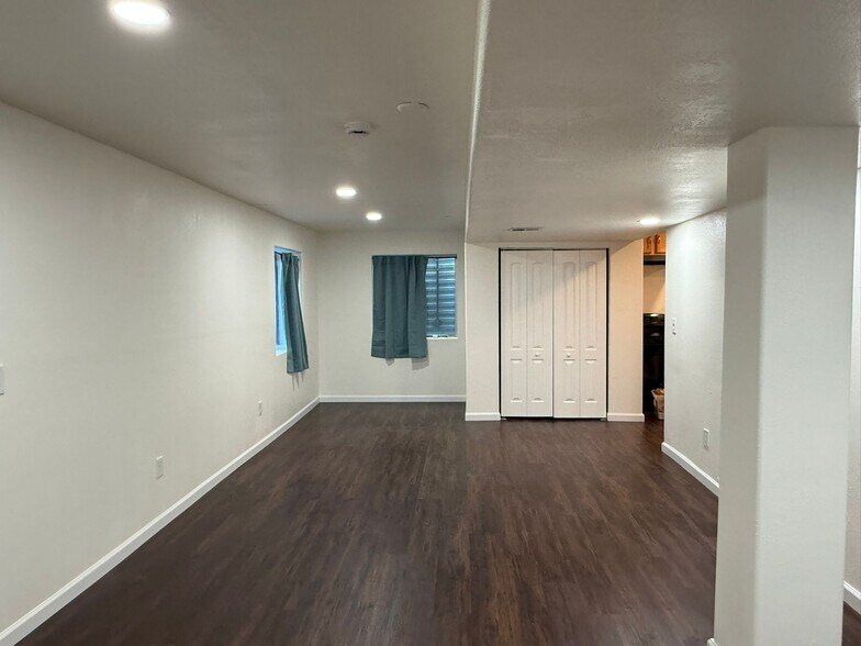 Nice size for sitting area - 1249 Button Rock Dr
