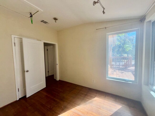 Building Photo - Hemphill Park Gem! 4 Bed/2.5 Bath - Availa...