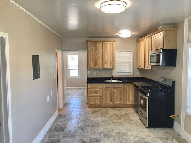 Building Photo - Great 2 Bed 1 Bath House with Garage in Richmond -- COMING SOON !!!