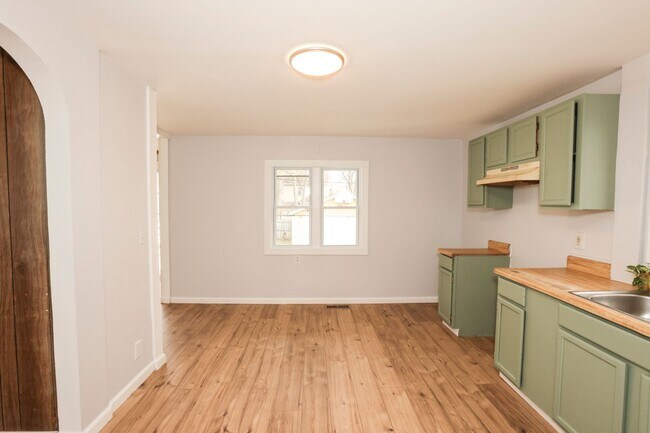 Building Photo - GREAT SINGLE FAMILY HOUSE . WAITING FOR YOU TO CALL HOME !!