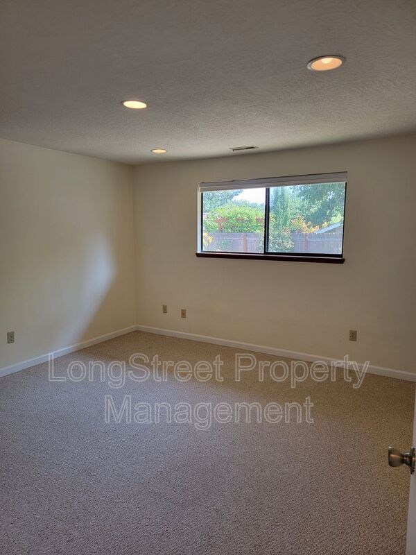 Building Photo - 3947 NW Tamarack Dr