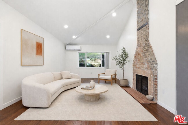 Building Photo - 2633 N Commonwealth Ave