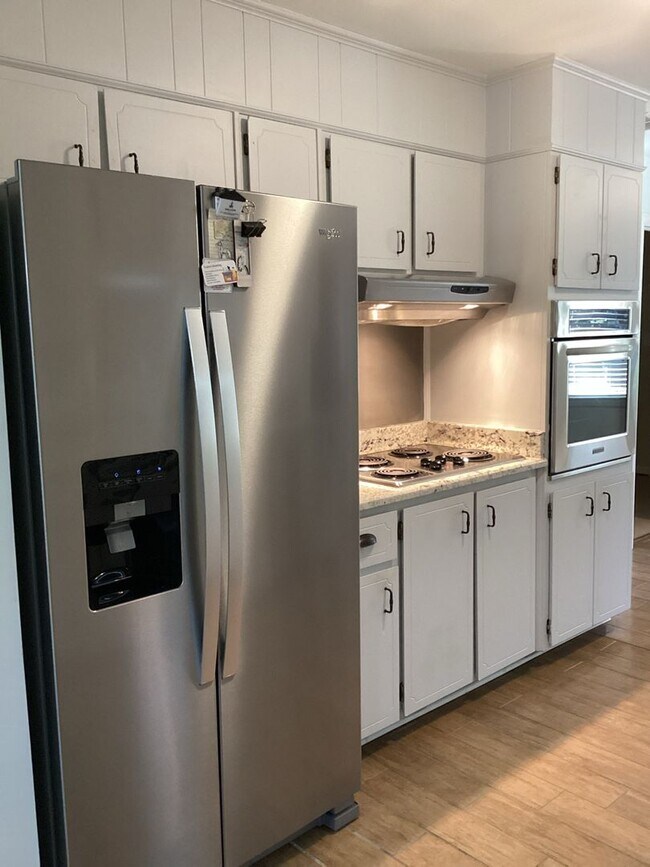Building Photo - Three bedroom, Two Bathroom Single Family ...