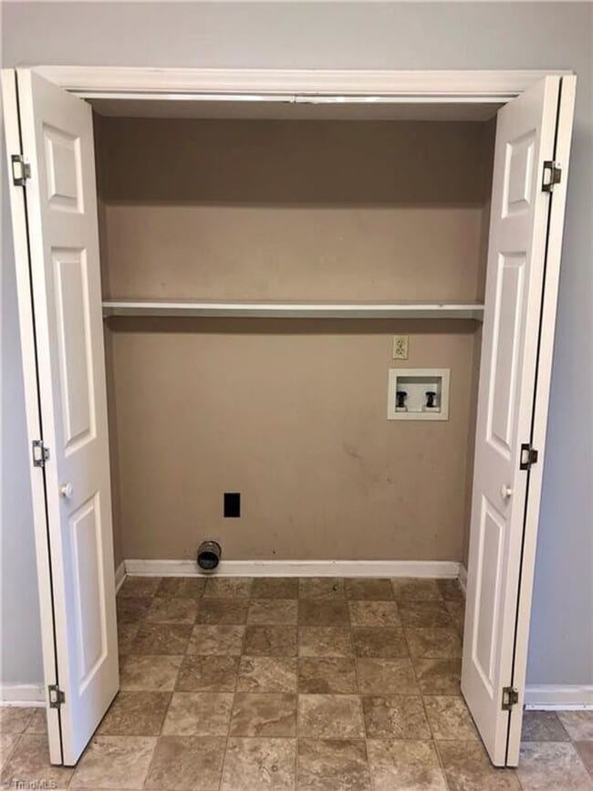 Building Photo - Coming soon ! 2 BED/ 1 BATH