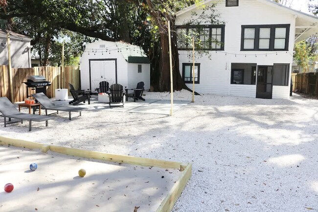 Building Photo - 102 W Emma St