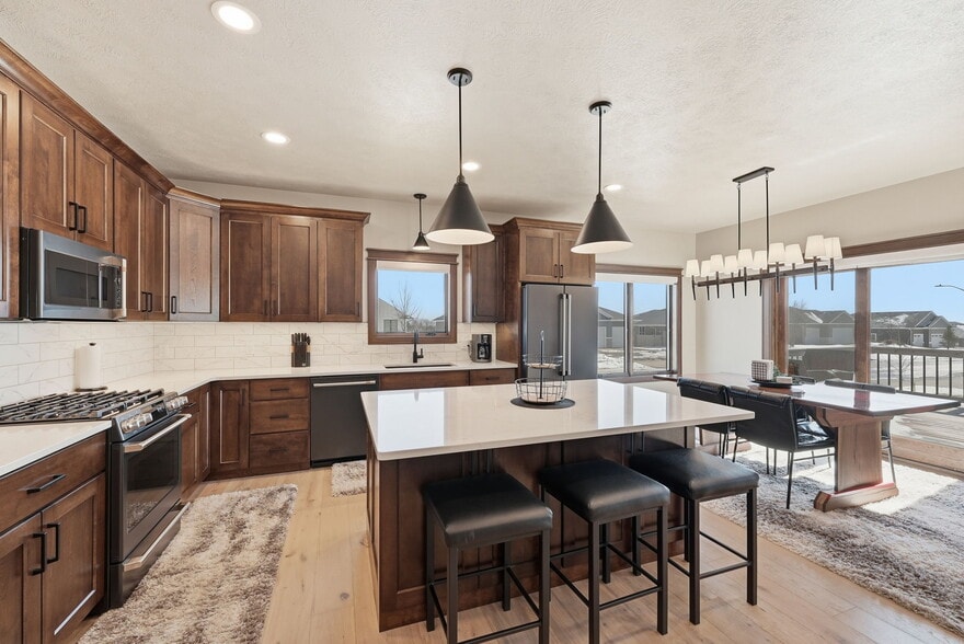 Building Photo - 2701 W Oak Hill Dr