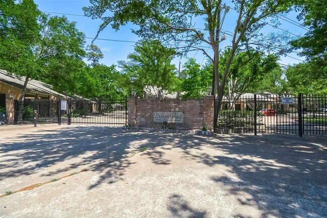 Building Photo - 9400 Doliver Dr