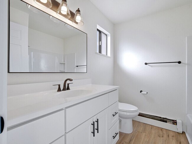 Building Photo - Remodeled 1 Bedroom, 1 Bathroom Apartment- Close to shopping!