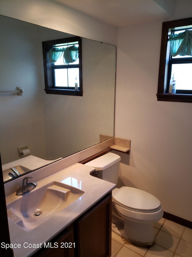 Building Photo - 2575 Palm Lake Dr