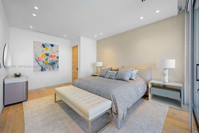 Building Photo - 3260 NE 165th St