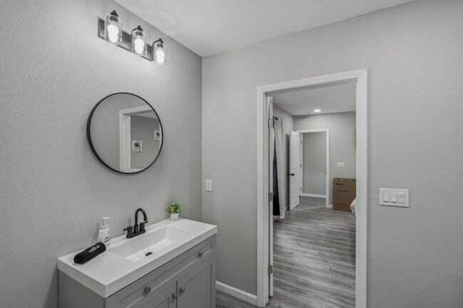 Building Photo - 2306 E Houston St