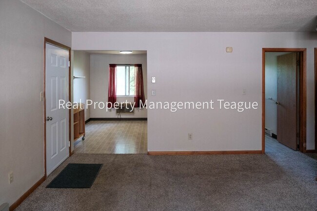 Building Photo - Pine Lane 32 B