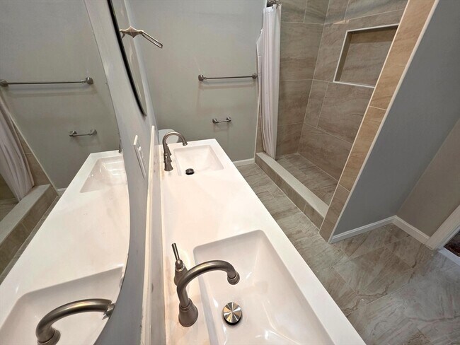 Building Photo - 5 Beacon St