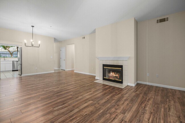 Building Photo - Beautiful single level condo, lower level ...