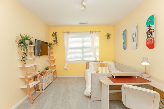 Building Photo - Riverside  Condo-RARE-Ready Jan 26