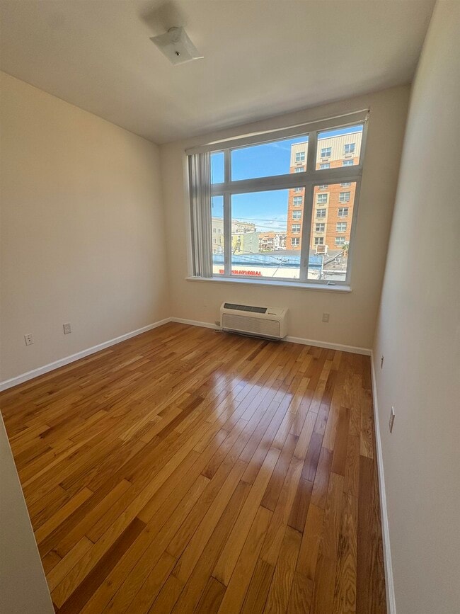 Building Photo - 123 43rd St