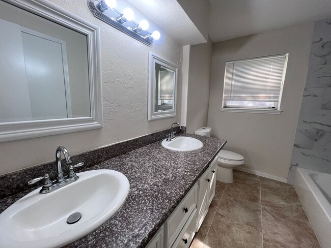 Building Photo - 4 Bedroom 2 Bathroom in Northwest Houston ...