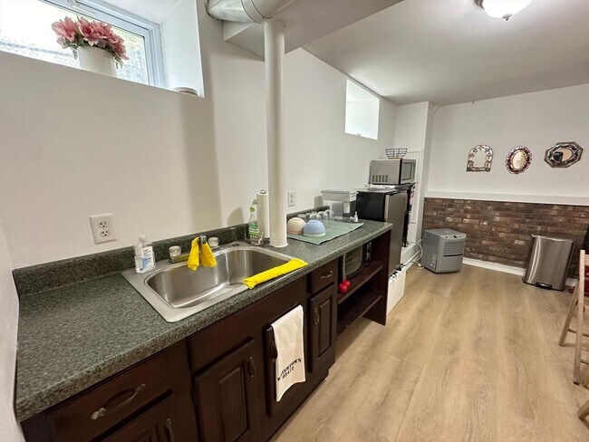 Building Photo - 14 Ashfield St