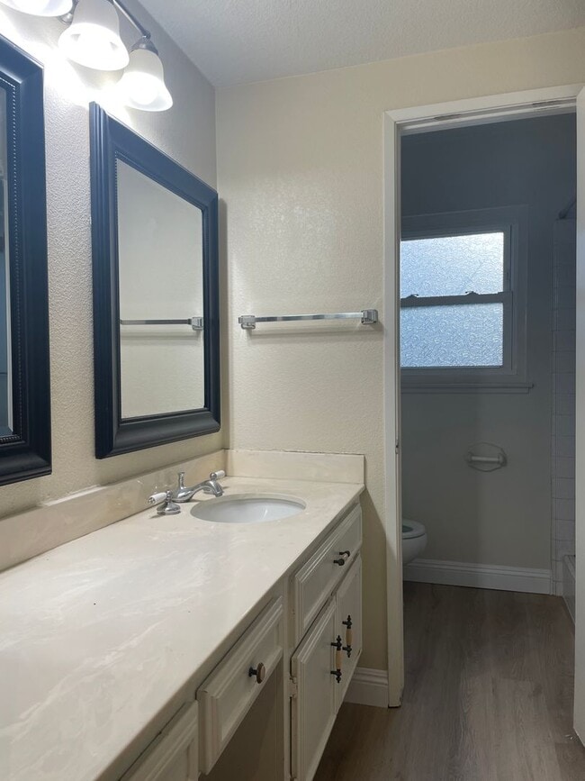 Building Photo - Gorgeous 4 Bedroom 2 Bathroom Home with Lo...