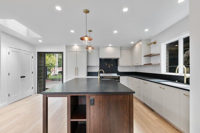 Building Photo - 3bd/2.5ba Seattle House