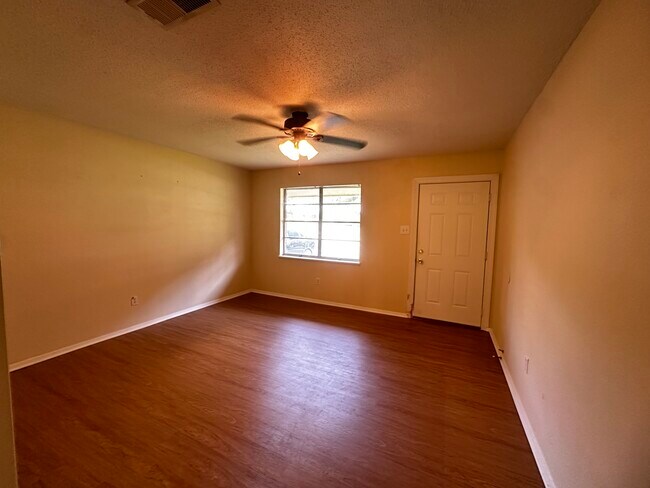 Building Photo - 619 Elm St