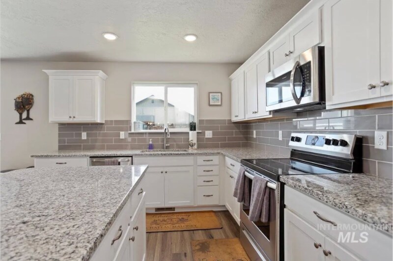 Building Photo - 765 SW Huebert St