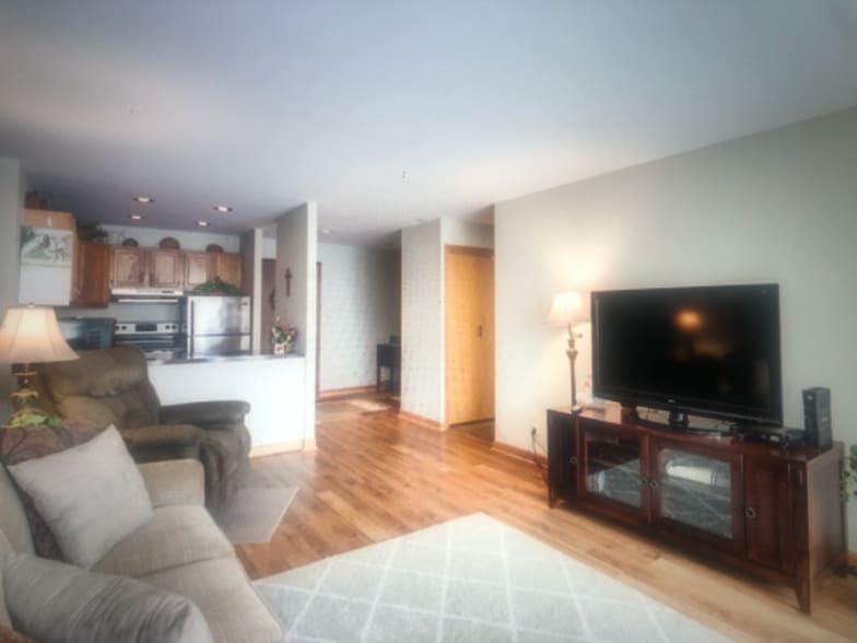 Building Photo - 5820 Oakwood Dr