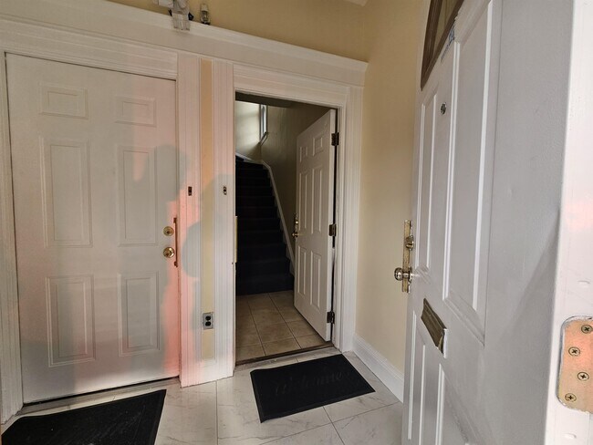 Building Photo - 154 Bleecker St