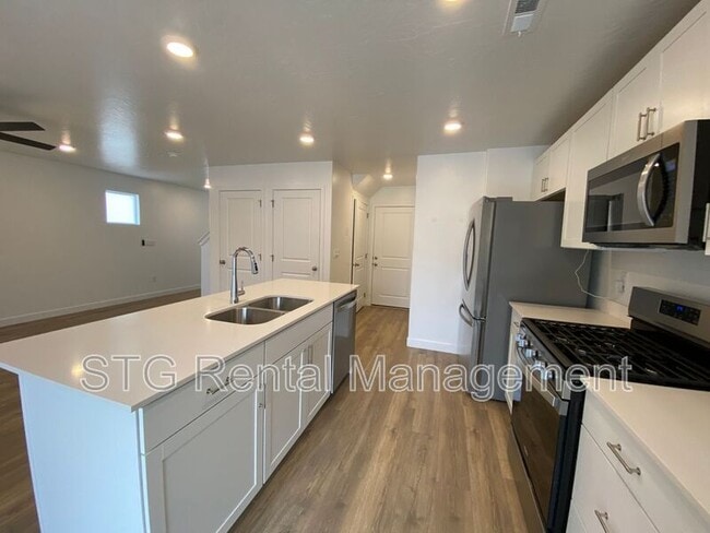 Building Photo - 3237 E Labyrinth Pt Cir