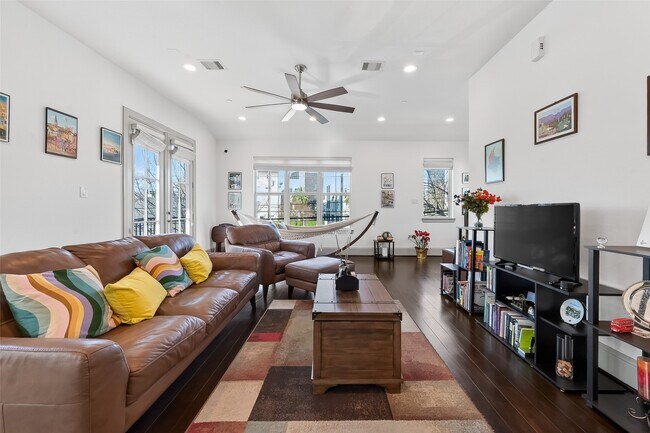 Building Photo - 1621 Rosewood St