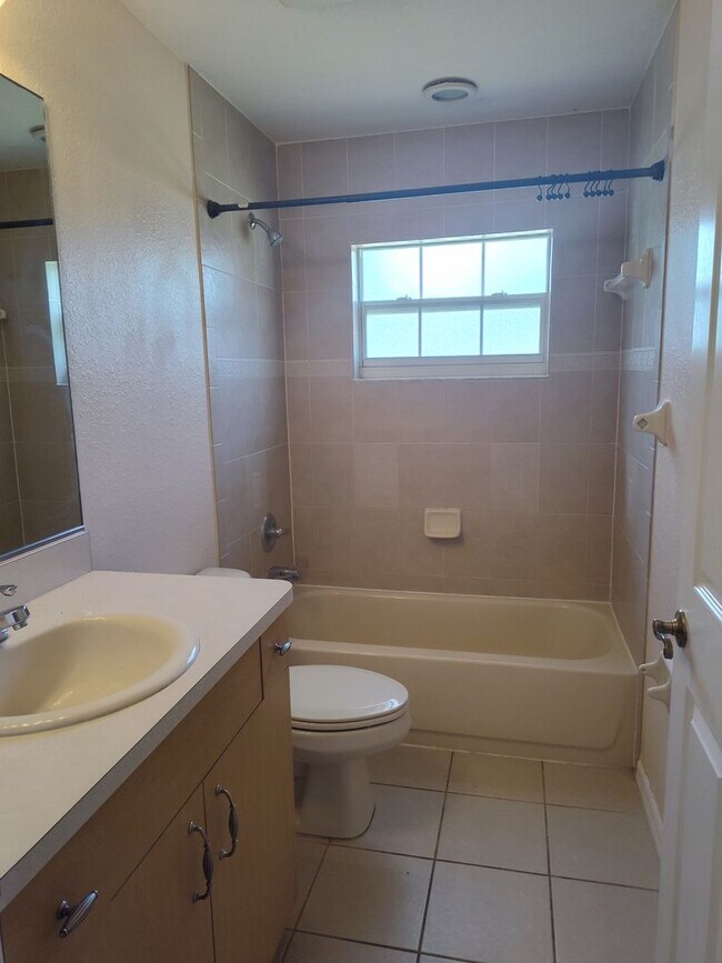 Building Photo - Oak Crest – 4BR/3BA Home with Covered Patio & Prime Ocala Location