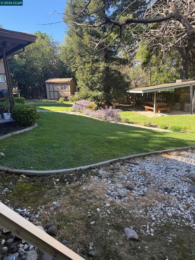 Building Photo - 123 Sheridan Ln