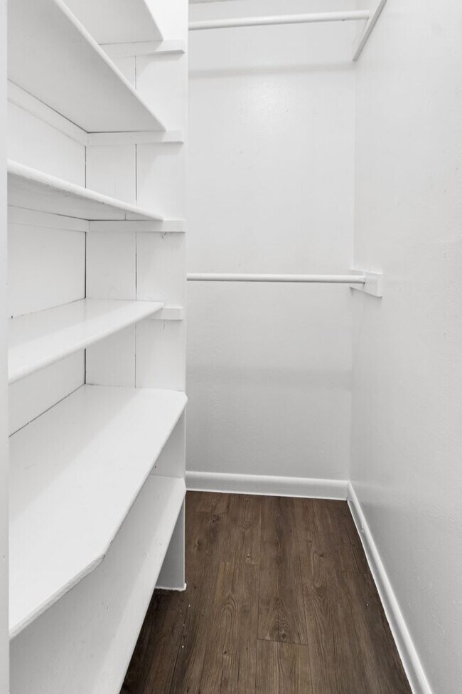 Building Photo - 3 bedroom 1 bathroom single family house!