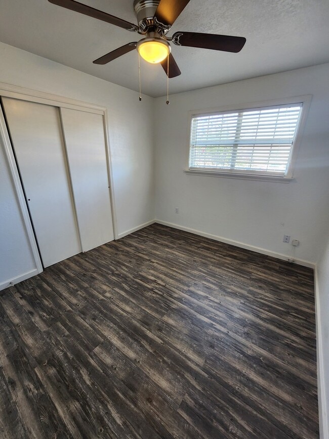 Building Photo - 3 bed 2 bath home, move in ready!