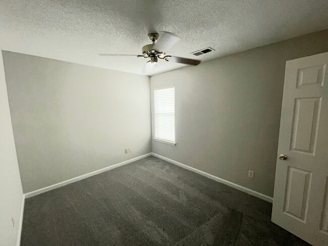 Building Photo - Beautiful town house in Collierville!