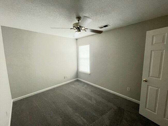 Building Photo - COMING SOON !Beautiful town house in Colli...