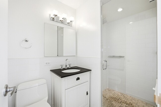 Building Photo - 4343 N Clarendon Ave