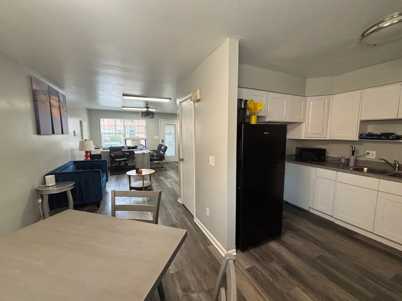 Primary Photo - Colonial Park Townhomes