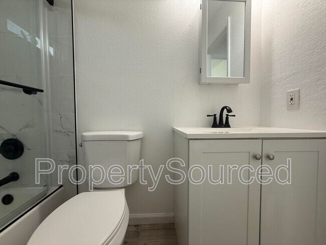 Building Photo - 911 E H St