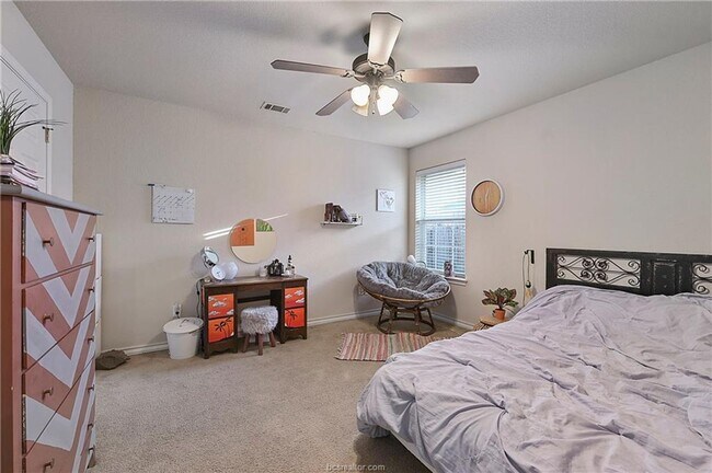 Building Photo - Available Aug 2026!! Great 3/3 Close to Everything!!